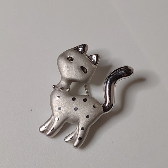 Silver Tone Metal Spotted Cat Brooch - Picture 6 of 11